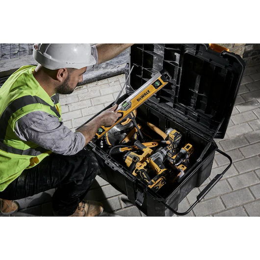 CAJA P/HERRAMIENTAS PLASTICA  TAPA DOBLE DEWALT CON RUEDAS