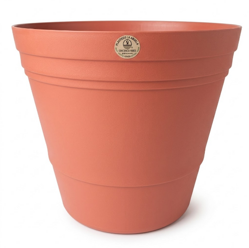 Maceta artesanal de barro color terracota, forma cilíndrica con líneas decorativas
