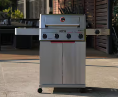 Asador de gas Monument Grills de 4 quemadores, acero inoxidable, vista frontal