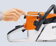 Motosierra STIHL MS310, detalle del ajuste lateral de la carcasa con una herramienta.