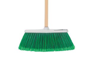 Escoba de vinilo TRUPER con cerdas verdes anchas y mango largo de madera