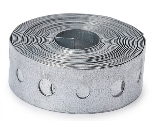 Rollo de fleje metálico plateado enrollado, con orificios semicirculares en el borde