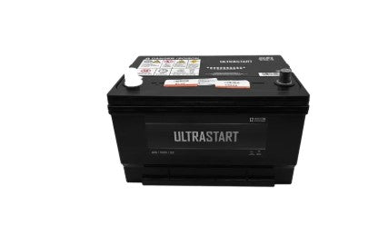 Acumulador Ultrastart 65 negro, con bornes superiores y etiquetas en la tapa