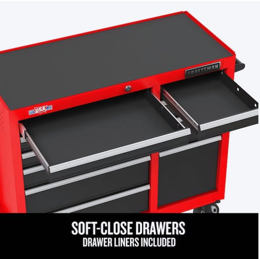 Gabinete rojo tipo baúl con tapa abierta y cajones interiores con rieles metálicos