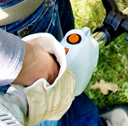 Desbrozadora STIHL en uso, depósito blanco y empuñadura con control para cortar