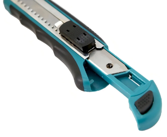 CUTER MAKITA (AZUL), contiene 8 hojas retractiles