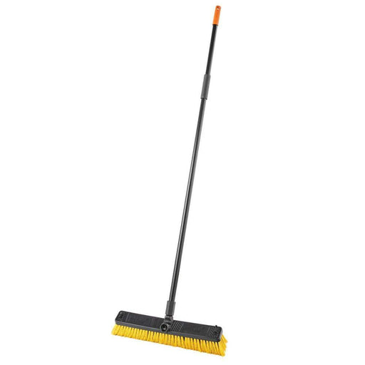 Cepillo para barrer HDX de 18 pulgadas, mango largo negro y cerdas amarillas.