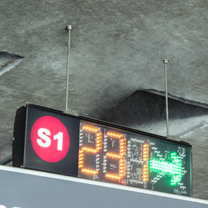 Pantalla LED con indicador S1 y números, fondo negro
