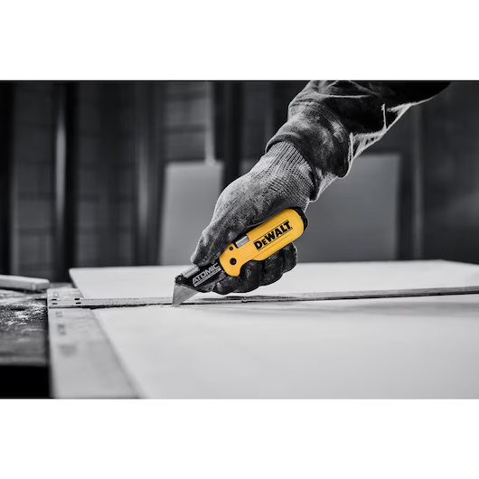 NAVAJA RETRACTIL PLEGABLE DE BOLSILLO ATOMIC DEWALT