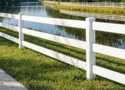 Valla de vinilo blanca estilo rancho de 3 rieles, vista lateral