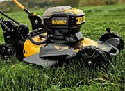 Podadora de césped DEWALT amarilla con panel negro y batería integrada