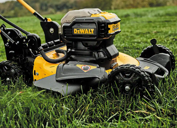 Podadora de césped DEWALT amarilla con panel negro y batería integrada