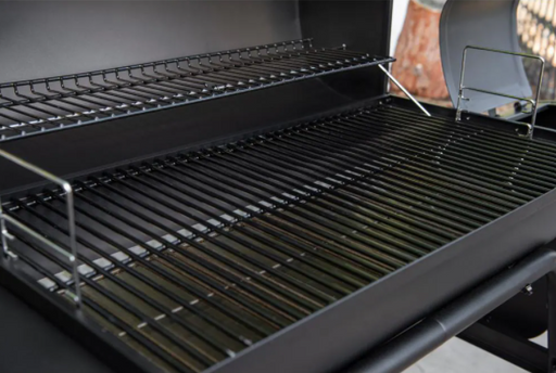Asador de carbón negro con parrillas de rejilla y cámara de cocción abierta