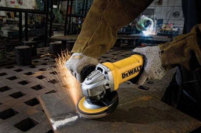ESMERILADORA ANGULAR DE 4-1/2", 1,200W, 11,000 RPM.