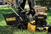 Podadora de césped DEWALT con bolsa recolectora textil y batería 40 V